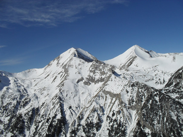 Planinski vrhovi, staze i skijasi u Banskom 06 A.jpg
